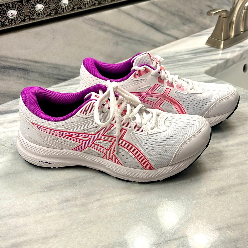 ASICS Gel-Contend 8 in white, Women’s Size 8, Worn Once Perfect Condition!